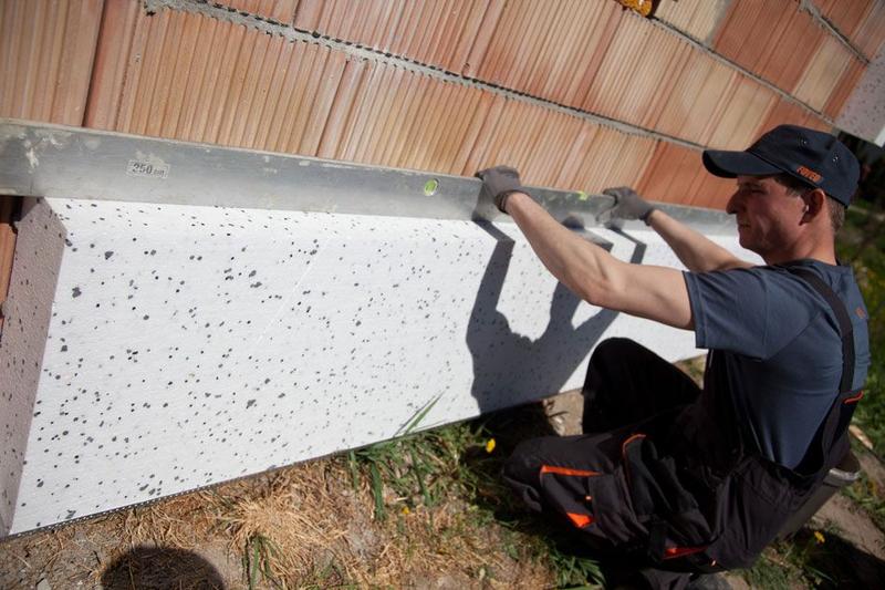 Druga warstwa kleju na elewacji