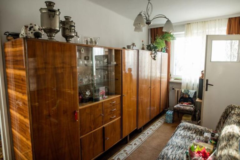 Jak skutecznie sprzedać meble z PRL i szybko znaleźć kupców?