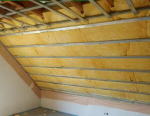 Ocieplenie poddasza pianą czy wełną: co wybrać? Porównanie zalet i wad rozwiązań