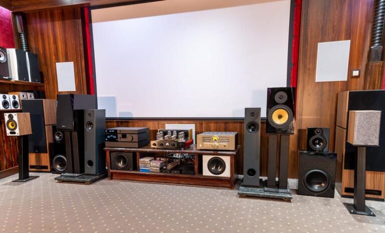 Odkryj, jak wybrać idealny sprzęt audio do salonu i ciesz się doskonałym dźwiękiem