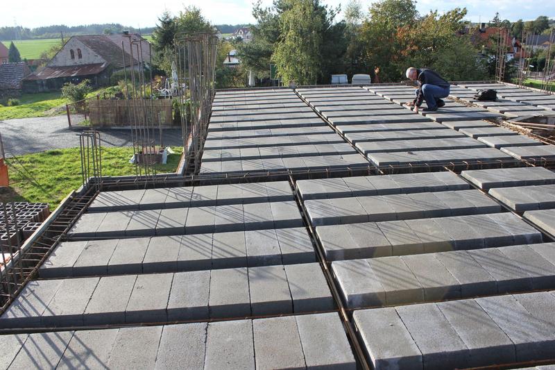 Optymalna grubość stropu lanego – kluczowe czynniki i obowiązujące standardy normacyjne