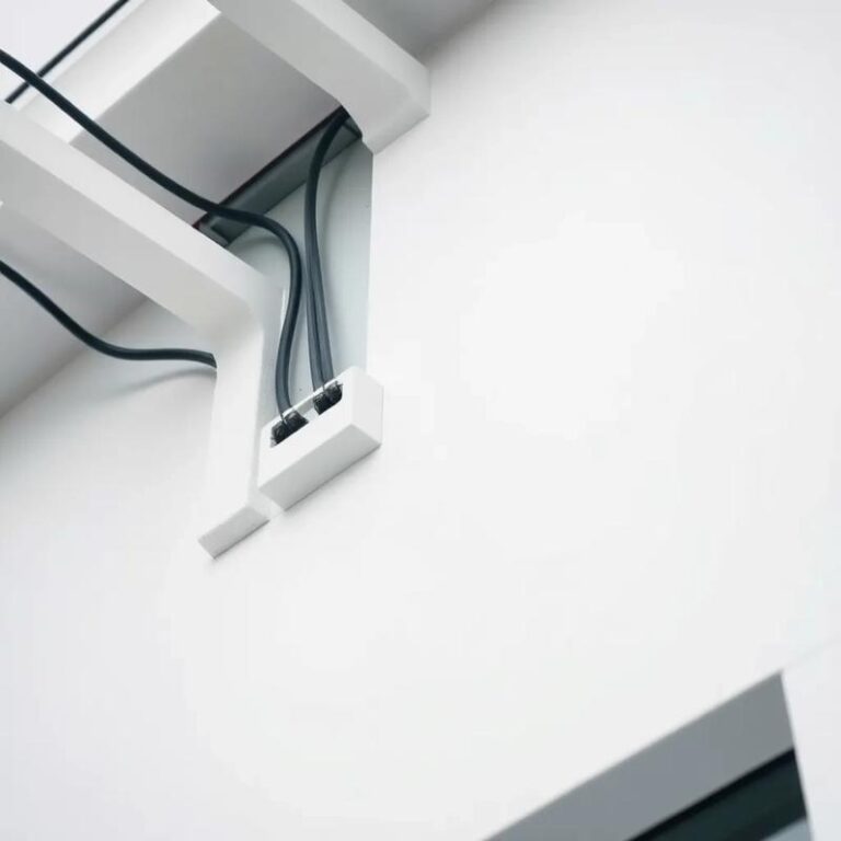 Praktyczne sposoby na ukrycie kabli na elewacji: 5 metod maskowania, które zadziałają