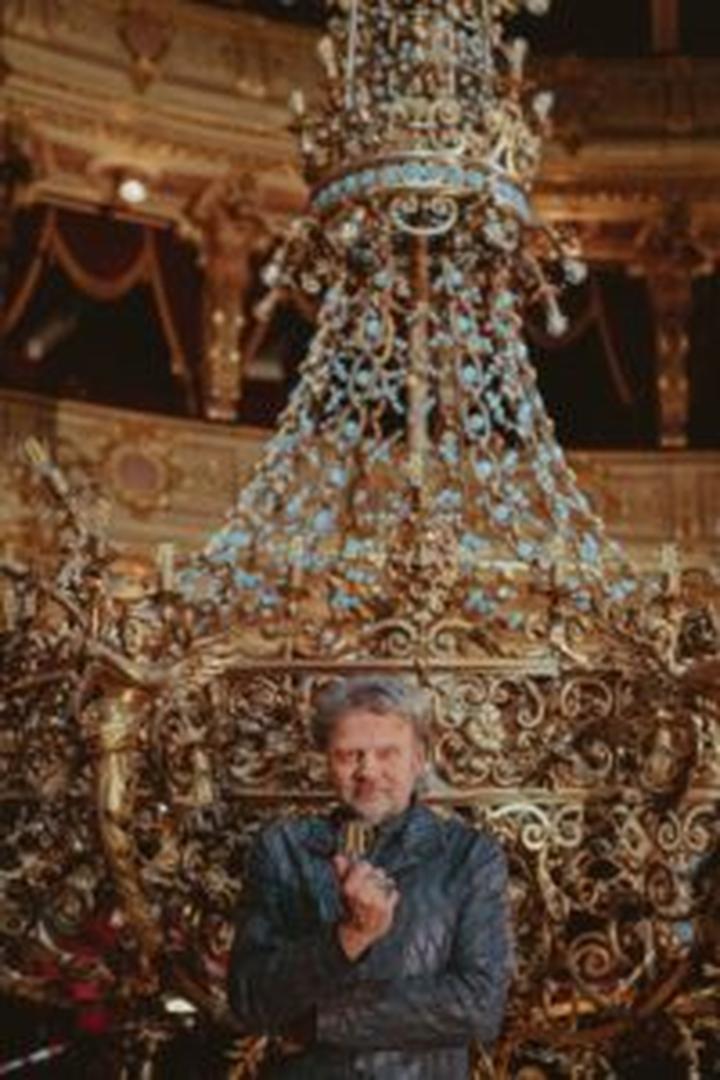 Czyszczenie żyrandola z kryształkami