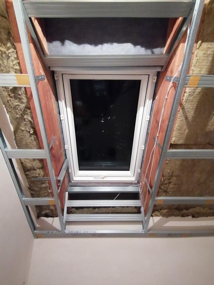 Montaż płyty gipsowej wokół okna dachowego