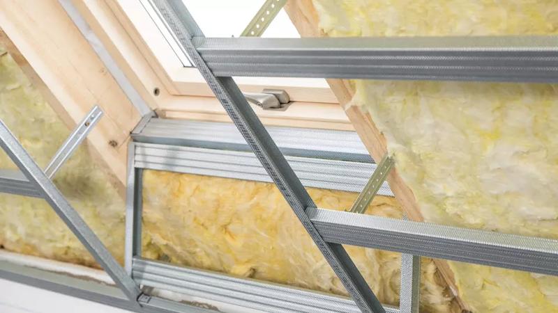 Obudowa okna dachowego płytą gipsową