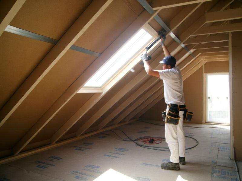 Wypoziomowanie skosów na poddaszu