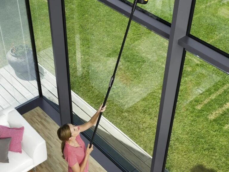 Bezpieczne i skuteczne metody mycia okien na antresoli: jak to zrobić dobrze?