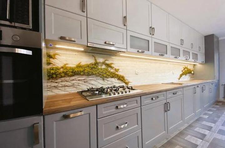 Innowacyjne alternatywy dla płytek między szafkami w kuchni – odkryj nowoczesne rozwiązania