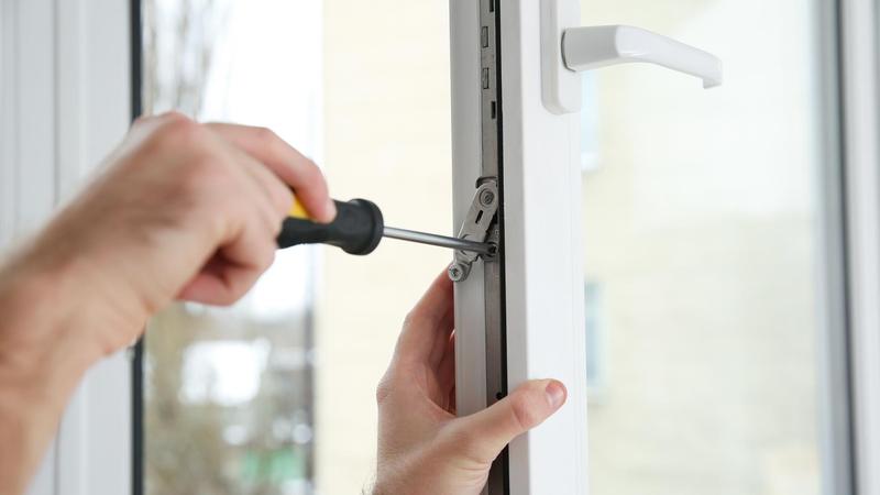 Jak łatwo wyregulować okna PCV – krok po kroku w filmie instruktażowym