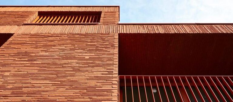 Jak wybrać najlepsze materiały do skutecznego pokrycia elewacji domu – sprawdzone porady