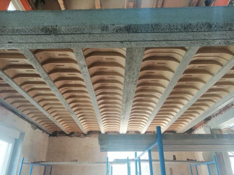 Jaki strop wybrać do domu parterowego bez poddasza? Porównanie trzech popularnych typów