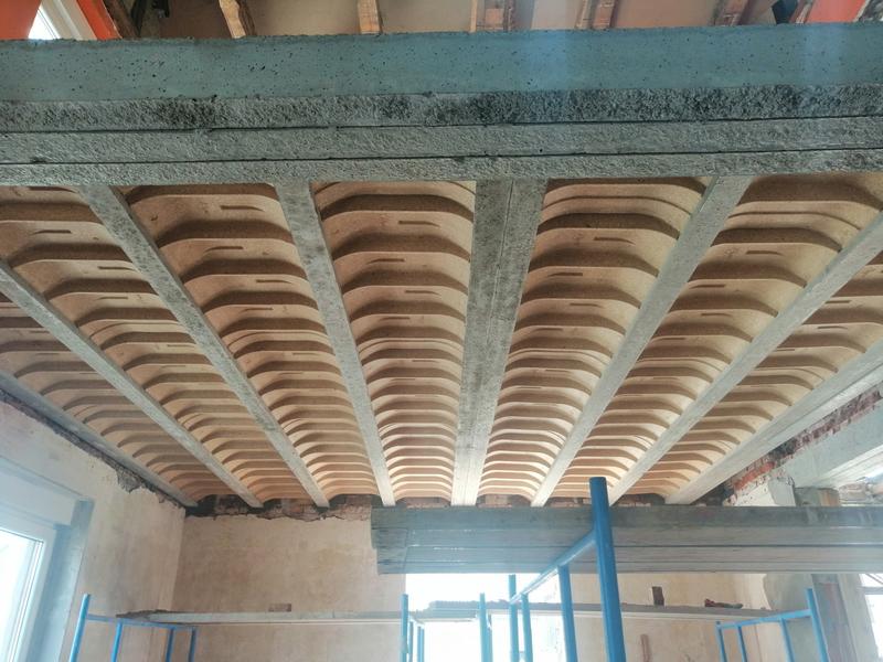 Jaki strop wybrać do domu parterowego bez poddasza? Porównanie trzech popularnych typów