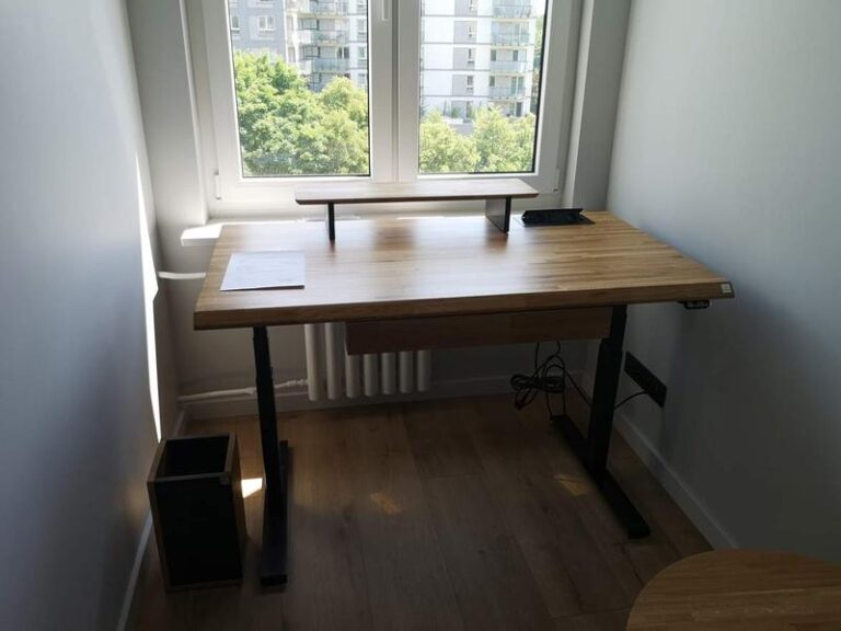 Odkryj idealne miejsce pracy: 5 sprawdzonych sposobów na ustawienie biurka względem okna