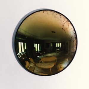 Optyczne powiększenie wnętrza: Jak lustro może działać jak okno do przestrzeni