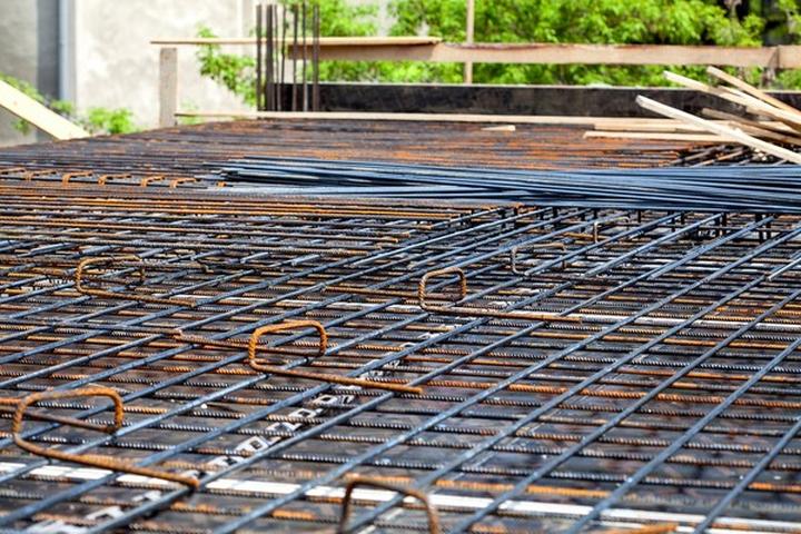 Optymalna grubość stropu: Wymiary, czynniki wpływające na projekt oraz normy budowlane w Polsce