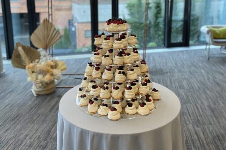 Oryginalne alternatywy na stół weselny: co zamiast kwiatów?