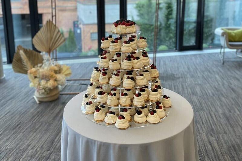 Oryginalne alternatywy na stół weselny: co zamiast kwiatów?