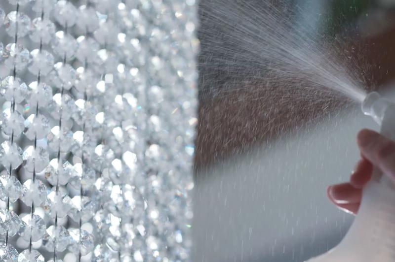 Poznaj sprawdzone metody na czyszczenie żyrandola z kryształkami bez utraty blasku