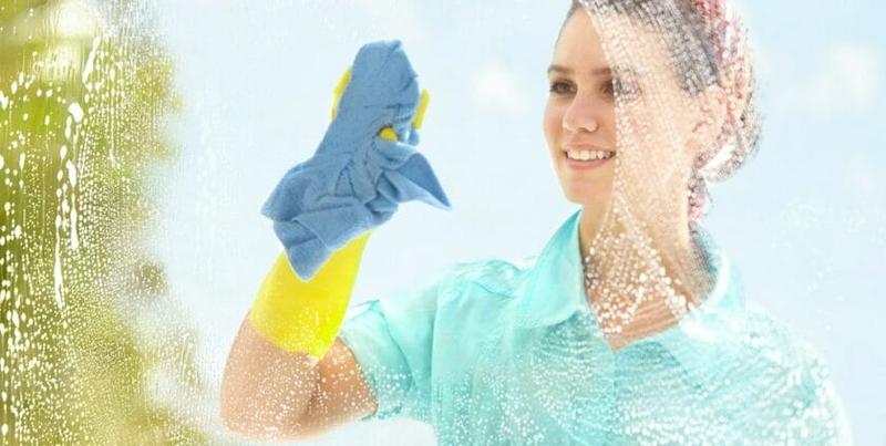 Skuteczne sposoby na zmycie taśmy z okna bez uszkodzeń – 5 metod do wypróbowania