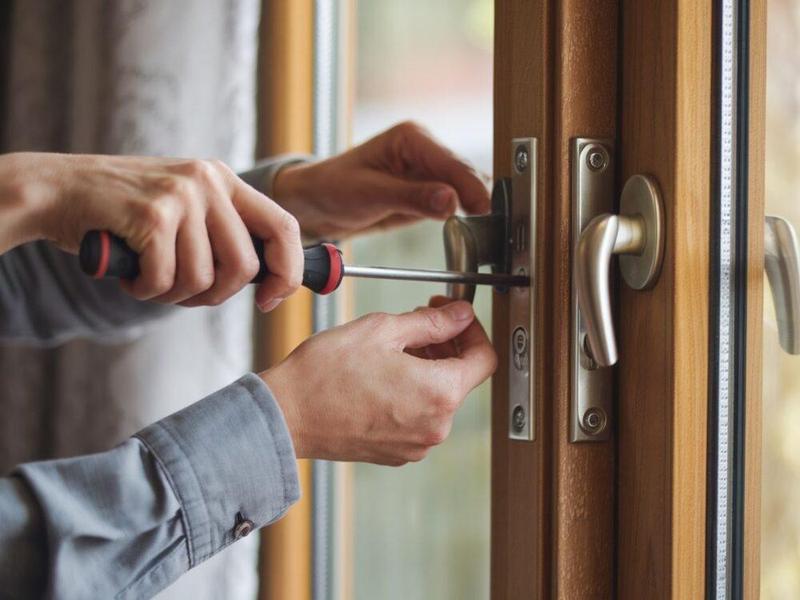 Jak wymienić klamkę okienną