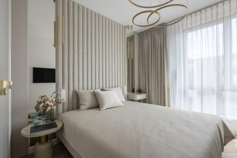 Beżowa sypialnia: Jakie dodatki uczynią ją przytulnym wnętrzem z klasą?