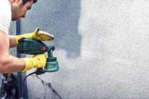 Częstotliwość malowania elewacji – jak uniknąć kosztownych napraw?