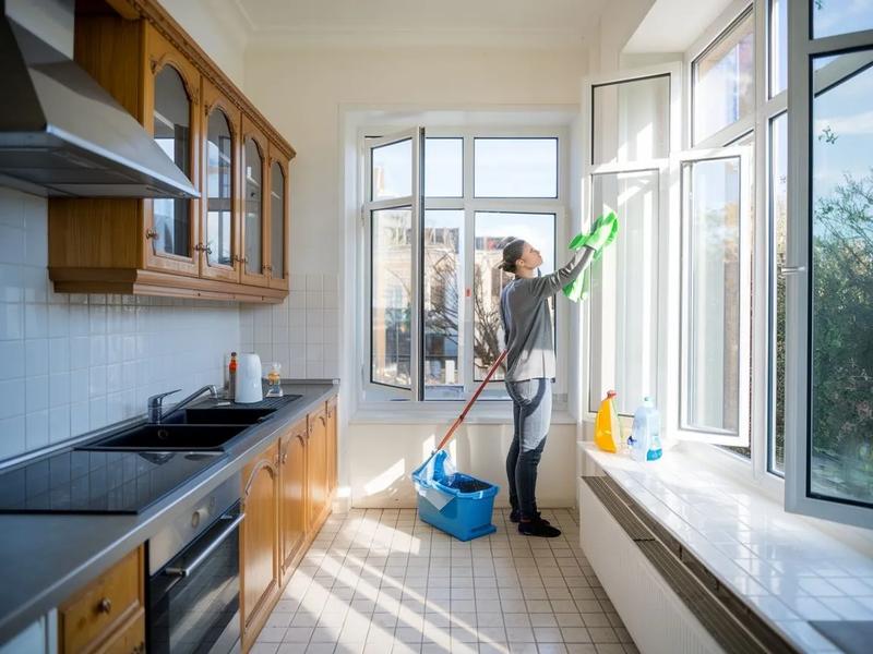 Jak skutecznie czyścić futryny okien plastikowych? Sprawdzone metody na idealny rezultat