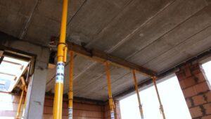 Kiedy warto rozszalować strop? Oto kluczowe czynniki, które pomogą w podjęciu decyzji