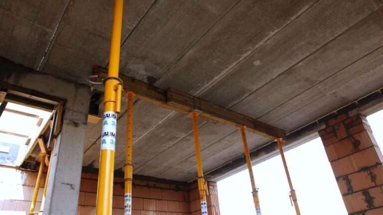 Kiedy warto rozszalować strop? Oto kluczowe czynniki, które pomogą w podjęciu decyzji