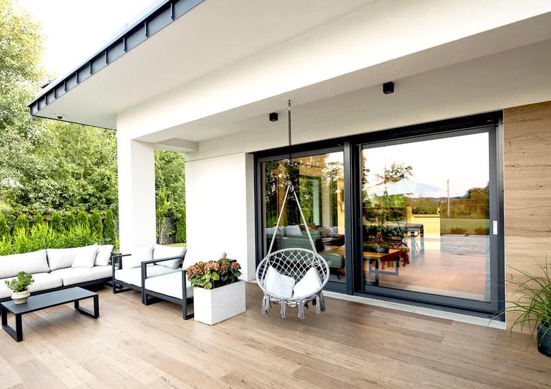 Przesuwne czy otwierane – które okna tarasowe wybrać, by cieszyć się ich funkcjonalnością?