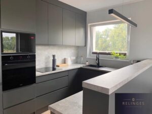 Stylowe rozwiązania: nowoczesne materiały do kuchni między szafkami, które zastąpią płytki