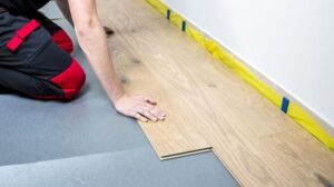 Układanie paneli względem okna – jak to zrobić, by efekt zachwycał?