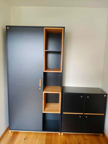 Czarne meble w salonie