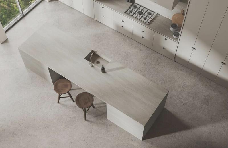 Przestrzeń między szafkami kuchennymi