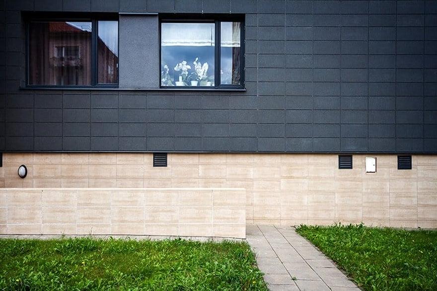 Układanie płytek na elewacji