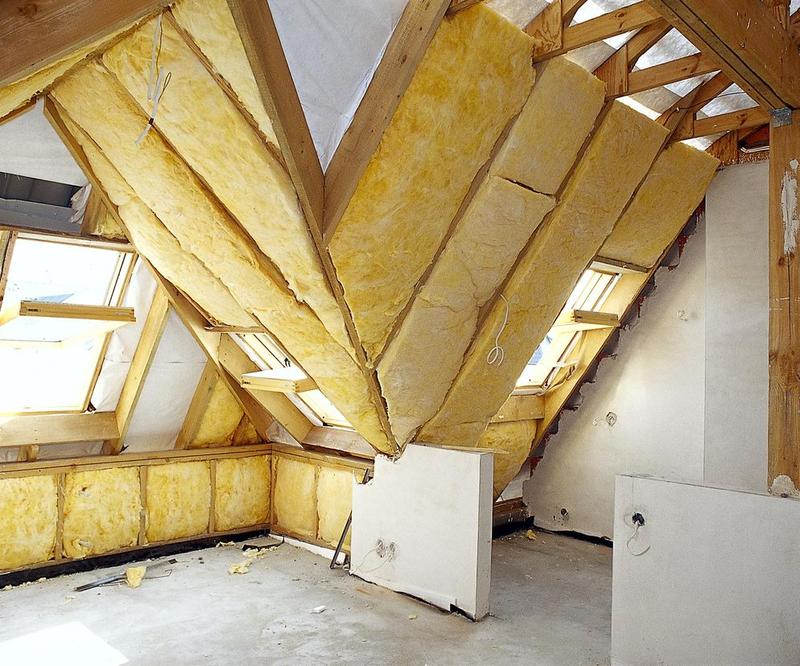 Jak efektownie wykończyć skosy poddasza? Najlepsze materiały i cenne porady