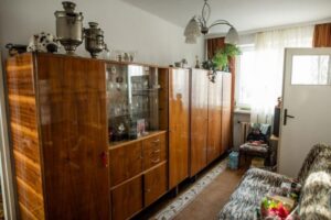 Jak skutecznie odnowić meble na wysoki połysk PRL i nie popełnić typowych błędów