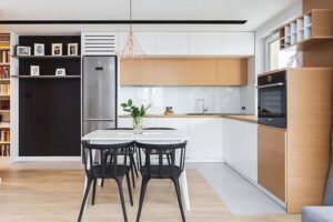 Jak skutecznie umyć tłuste szafki kuchenne bez szorowania? Oto sprawdzone sposoby!