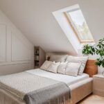 Jak stworzyć przytulną sypialnię na poddaszu: 8 praktycznych porad, które zachwycą