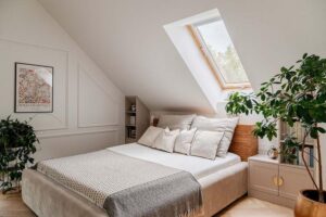 Jak stworzyć przytulną sypialnię na poddaszu: 8 praktycznych porad, które zachwycą