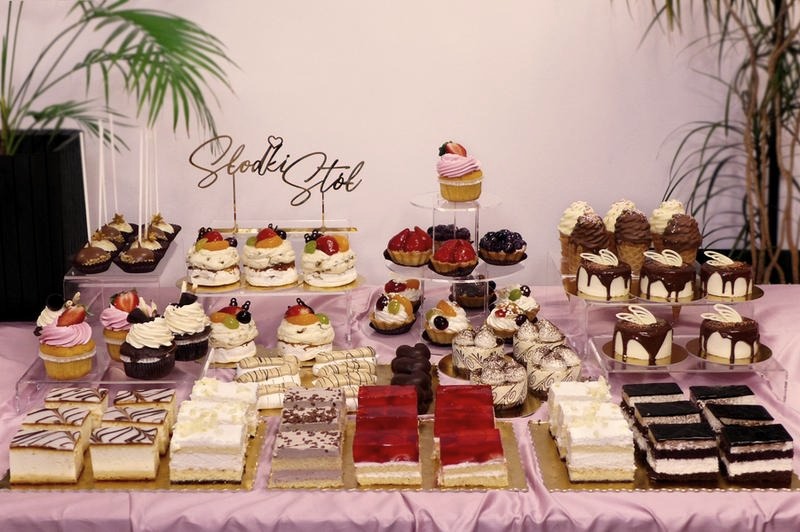 Słodki stół na komunię – inspiracje i praktyczne porady, jak go przygotować