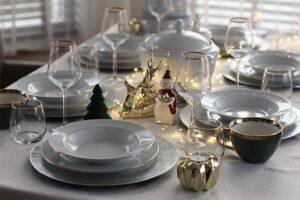 Zachwyć gości: jak artystycznie nakryć stół na wigilię i podkreślić tradycję