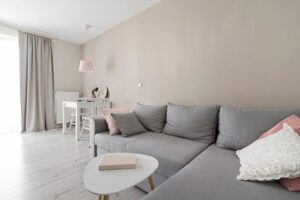 Zasłony do szarych ścian w sypialni – klucz do harmonijnej przestrzeni