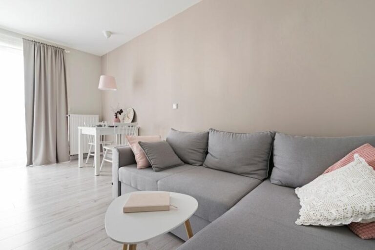 Zasłony do szarych ścian w sypialni – klucz do harmonijnej przestrzeni