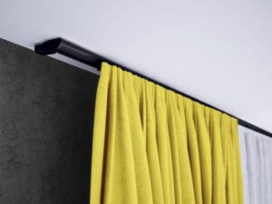 Jak prawidłowo zawiesić karnisz nad oknem? Odkryj idealne wymiary dla swojego wnętrza!