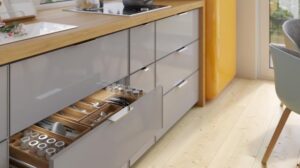 Jakie uchwyty do mebli kuchennych lakierowanych wybrać, aby cieszyć się trwałością i stylem?