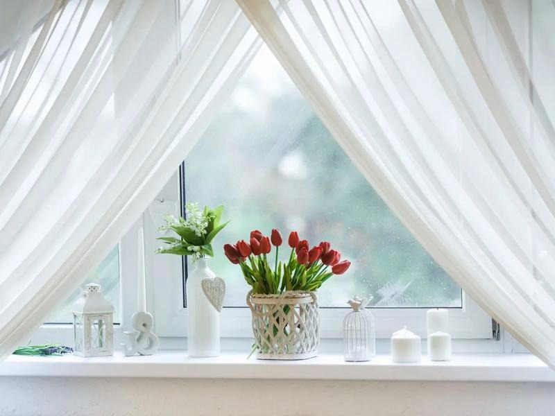Sprawdzone sposoby, jak ozdobić parapet w sypialni, by stworzyć przytulną atmosferę