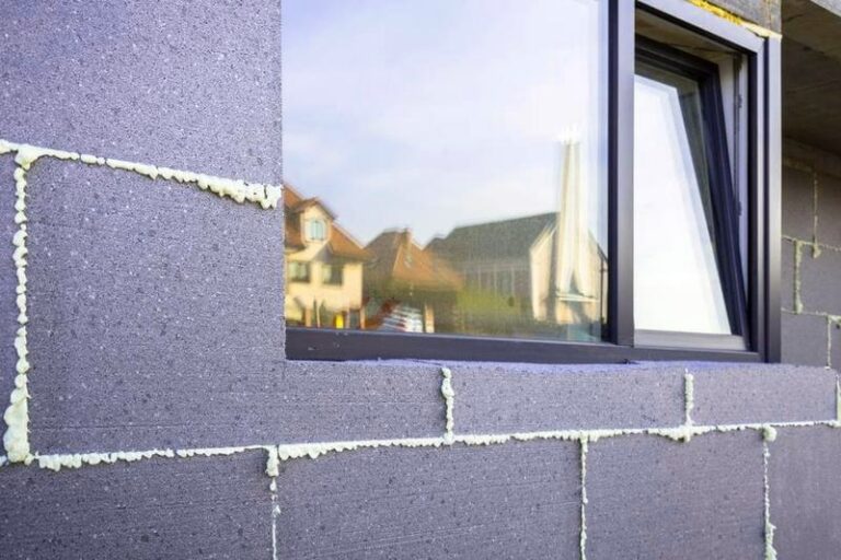 Jaki styropian grafitowy na elewacje wybrać: najlepszy materiał izolacyjny
