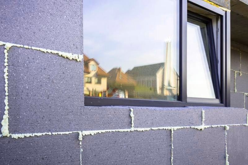 Jaki styropian grafitowy na elewacje wybrać: najlepszy materiał izolacyjny