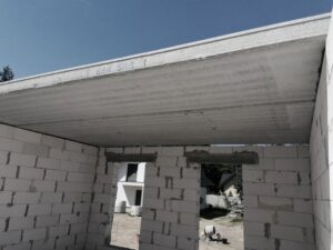 Jak zrobić strop betonowy krok po kroku? Koszty, materiały i błędy wykonawcze